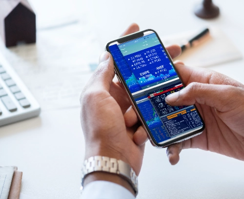 Hombre de negocios revisando el mercado bursátil en línea antes de abrir su cuenta de trading