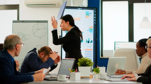 Equipo revisando resultados y aprendiendo de los errores de gestión del riesgo