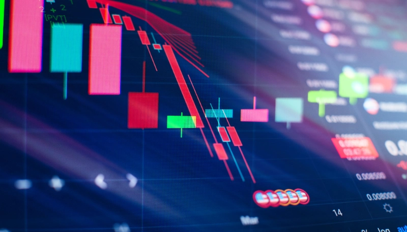 Análisis de velas y gráficos financieros con estrategia de inversión