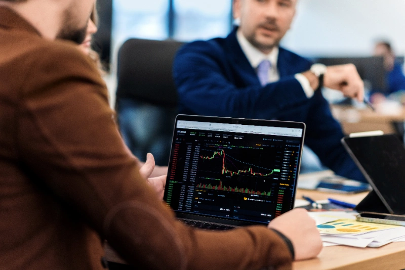 Equipo analizando datos de mercado en una reunión de trabajo
