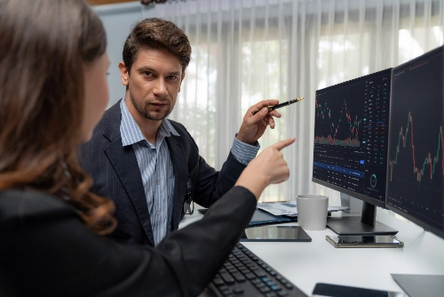 Traders analizando estadísticas de riesgo y beneficio para dimensionar sus posiciones