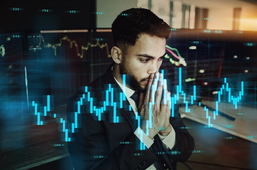 Trader observando un gráfico de cotización mientras gestiona la salida de una operación con trailing stop
