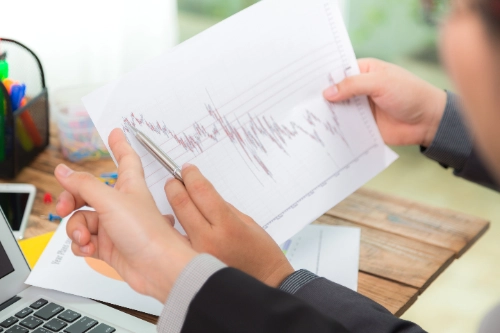 Trader revisando gráficos y analizando la liquidez del mercado antes de operar