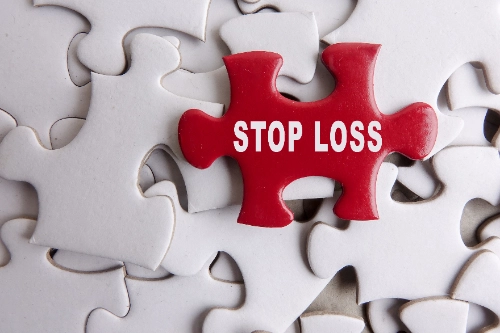 Pieza de rompecabezas con texto, representando el stop loss como la pieza clave de una estrategia de trading