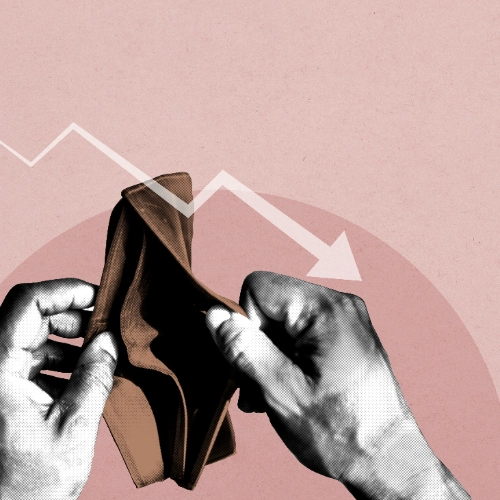 Ilustración que muestra dos manos en tono monocromático sosteniendo una billetera vacía y abierta, sobre un fondo rosado con una línea de tendencia descendente y una flecha apuntando hacia abajo.