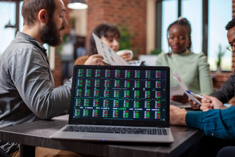 Análisis estadístico en laptop para pairs trading