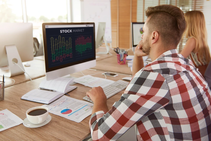 Rutinas en trading discrecional: hombre analizando datos en el ordenador