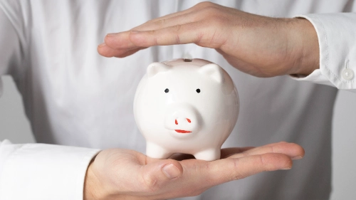 Persona protegiendo sus ahorros, representando la protección del capital ante el riesgo de gap
