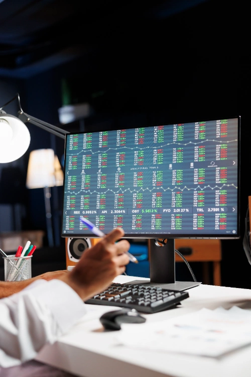 Monitor mostrando informes financieros como parte de un plan de trading estructurado