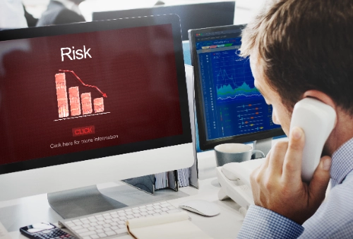 Trader evaluando el riesgo global de varias posiciones abiertas en su cartera