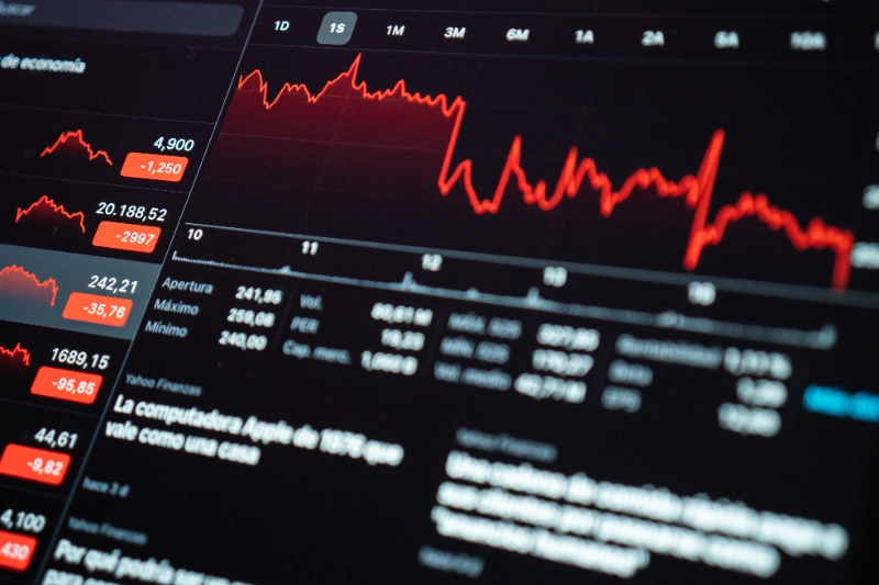 Pantalla mostrando datos de volatilidad y crisis financiera