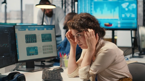 Analista observando una caída generalizada de los mercados durante un episodio de riesgo sistémico