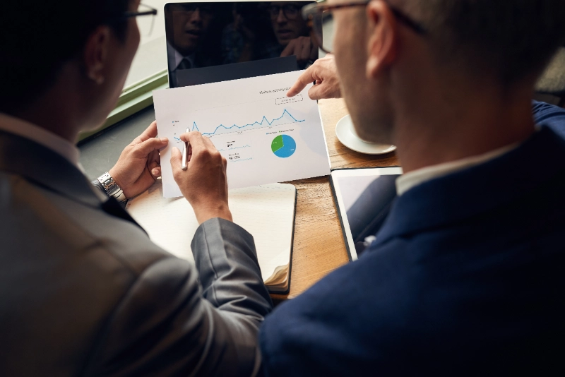 Persona analizando un gráfico de negocios en una pantalla