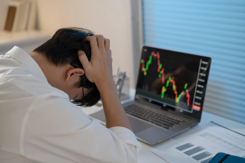 Analista ante varios monitores con datos bursátiles estudiando fallos de continuación en tendencias