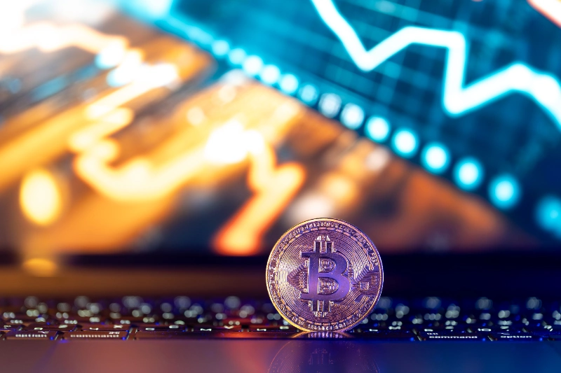 Moneda de Bitcoin sobre un teclado, concepto de dinero cripto