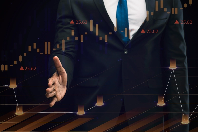 Empresario visualizando infografías holográficas de negocio