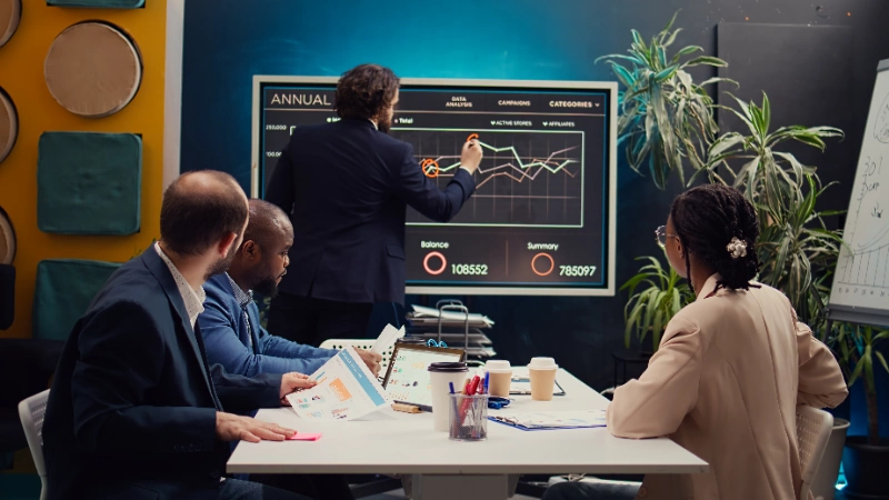 Ventaja estadística en trading Equipo de negocios colaborando en una reunión de trabajo, ilustración de la ventaja estadística en trading