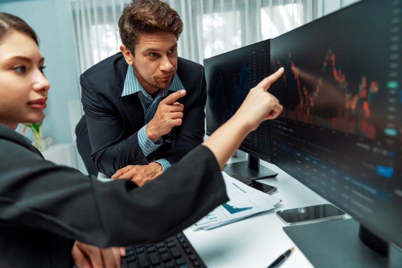 Traders de negocios analizando riesgo y beneficio en gráficos dinámicos, ilustración de apertura y cierre de sesión