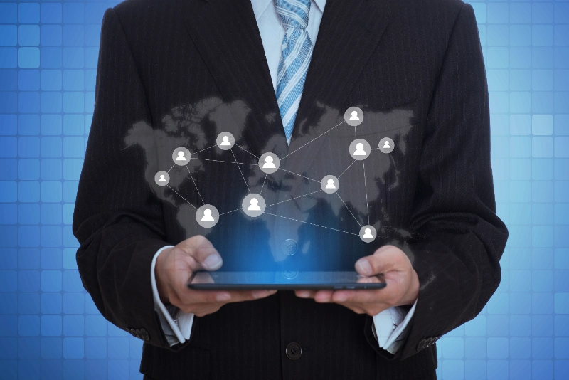 Empresario sosteniendo una tablet con una aplicación financiera virtual