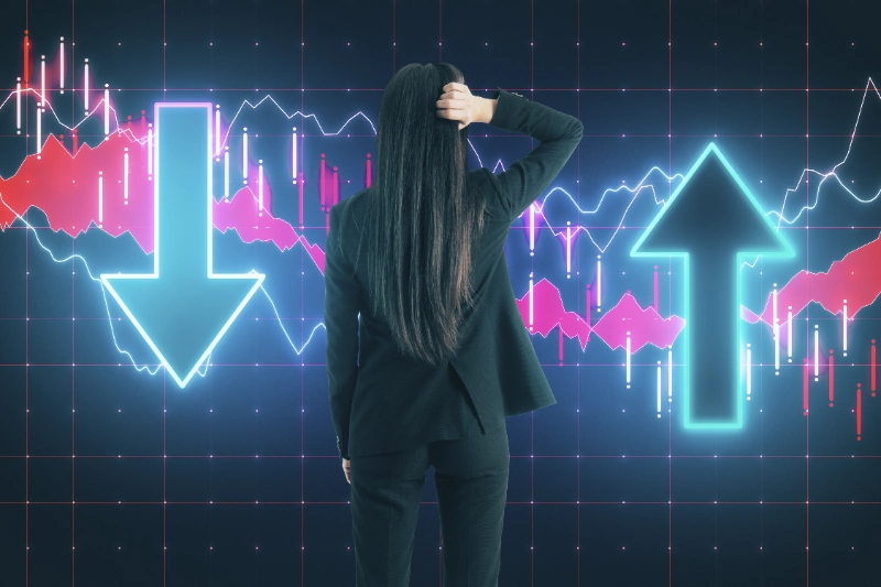 Analista observando gráficos bursátiles con flecha en pantalla virtual para evaluar corrección o cambio de tendencia