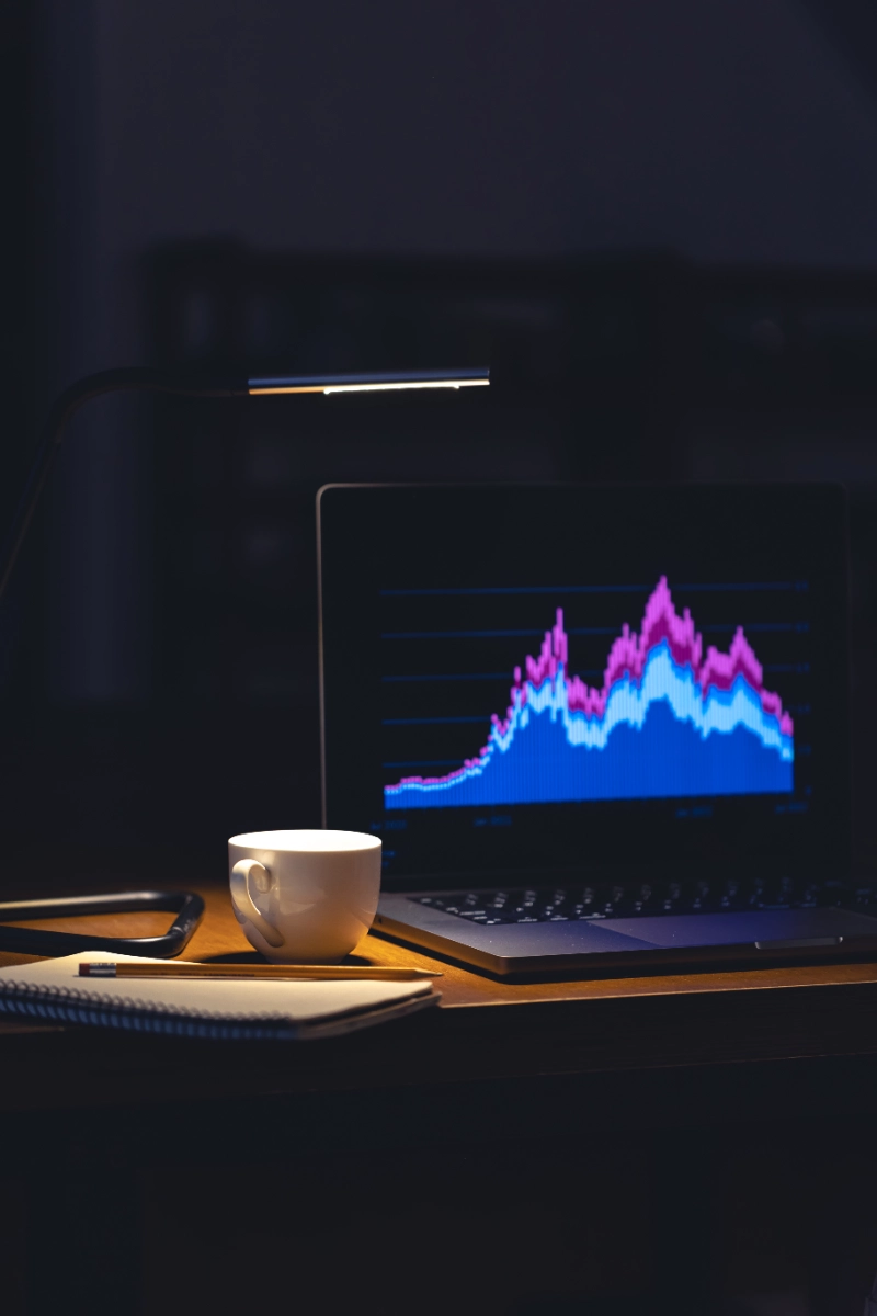 Monitor con gráficos en una habitación oscura, ilustración de la vela doji en trading