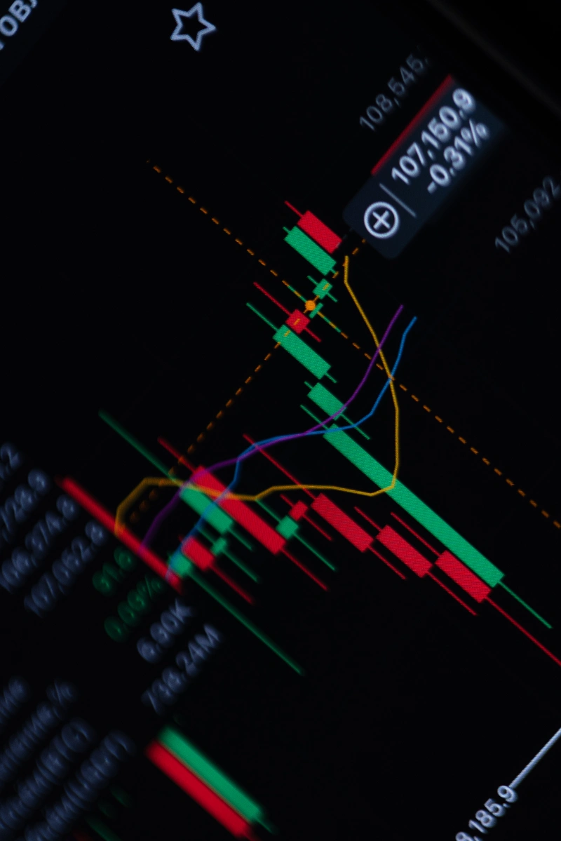 Gráfico de mercado de criptomonedas con indicadores coloridos en un smartphone