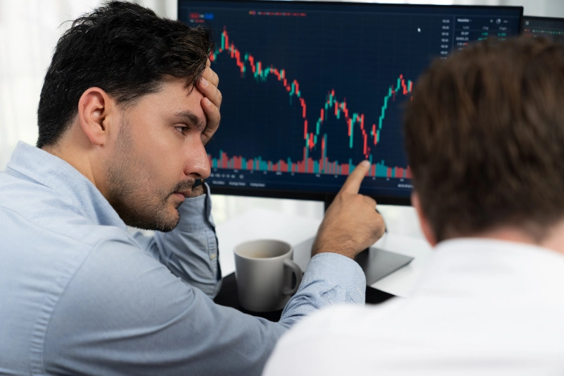 Trading de gaps en acciones Inversor analizando operaciones bursátiles con un compañero, ilustración del trading de gaps en acciones