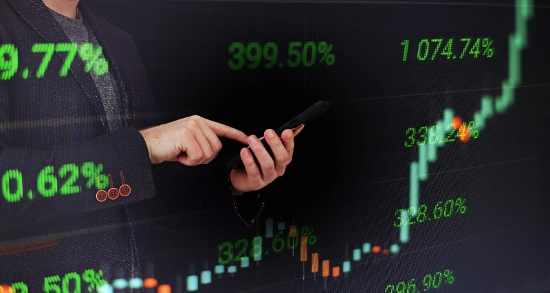 Analista revisando un panel de indicadores bursátiles para detectar una tendencia en consolidación