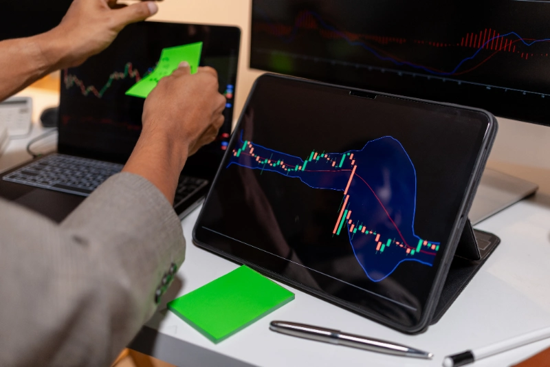 Estrategias de reversión en trading Trader profesional revisando gráficos de mercado en varios monitores con notas adhesivas, ilustración de estrategias de reversión