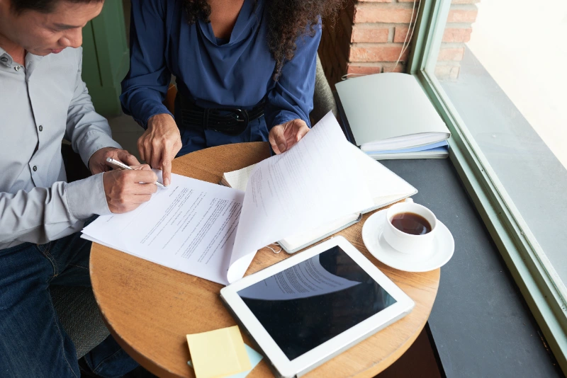 Firma de un acuerdo o contrato financiero