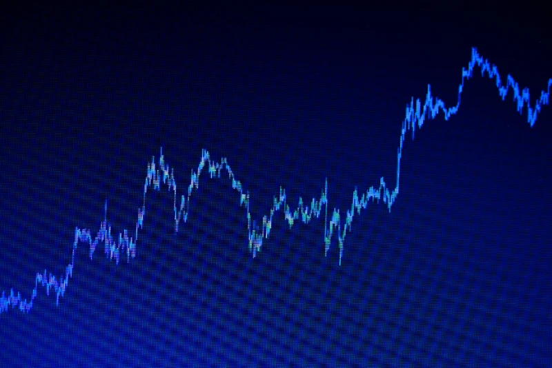 Pantalla urbana con cifras económicas y un globo terráqueo, ilustración del patrón engulfing en trading